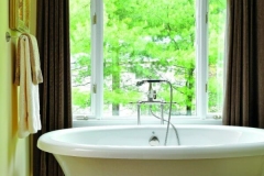 Elegant free-standing soaking tub